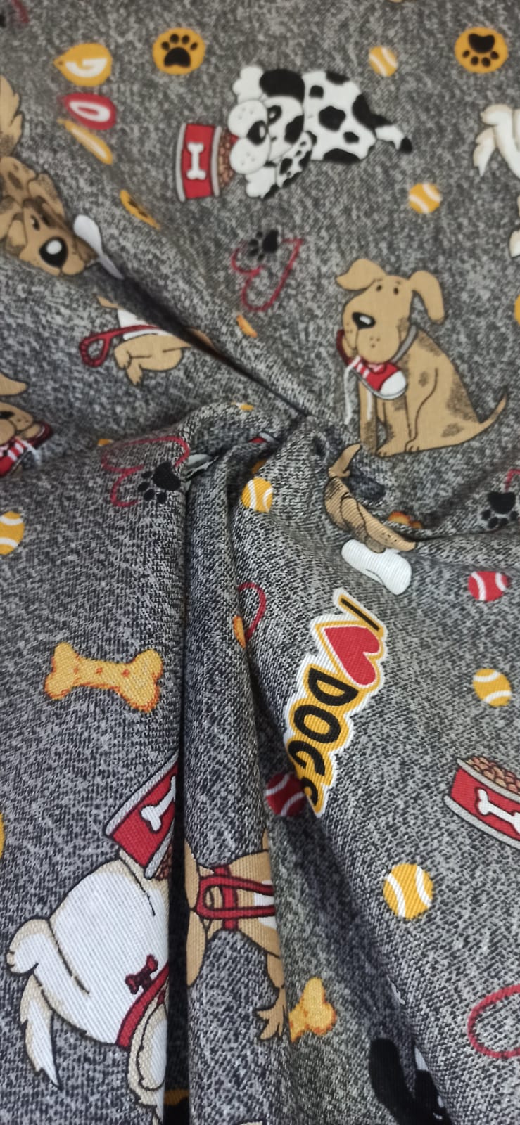 Detalle de la loneta Perritos y Huesos fondo gris jaspeado con perritos, huesos y el mensaje I ❤️ Dogs