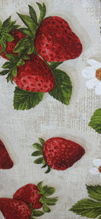 Primer plano de la loneta Fresas Digital: fresas rojas y margaritas blancas sobre fondo crudo