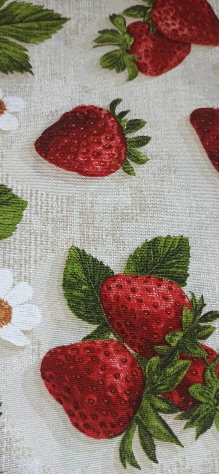 Primer plano de la loneta Fresas Digital: fresas rojas y margaritas blancas sobre fondo crudo