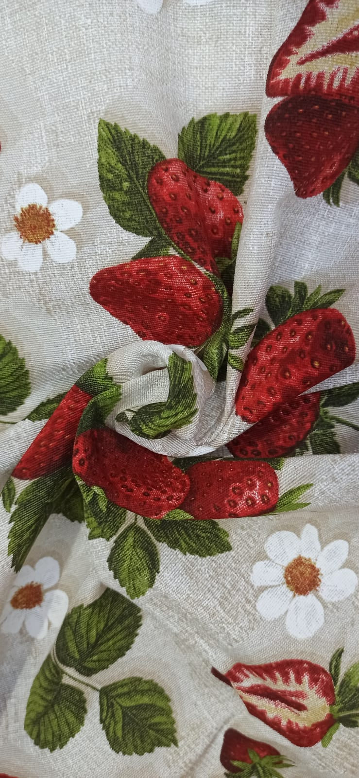 Loneta Fresas Digital arrugada para apreciar su textura y su estampado de fresas y margaritas