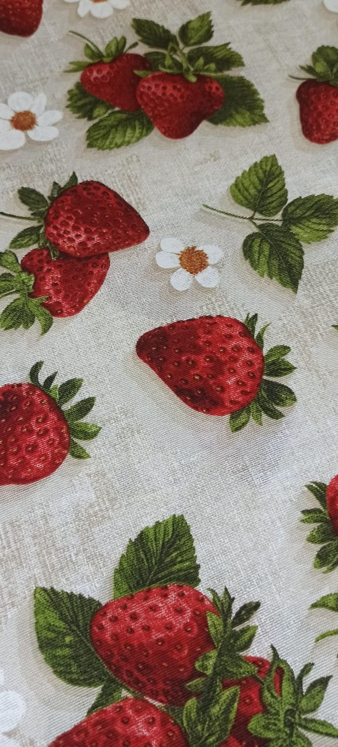 Loneta Fresas Digital: fresas rojas, una cortada, hojas verdes y margaritas blancas sobre fondo crudo