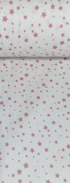 Detalle del estampado de estrellas rosas y grises sobre algodón de fondo natural