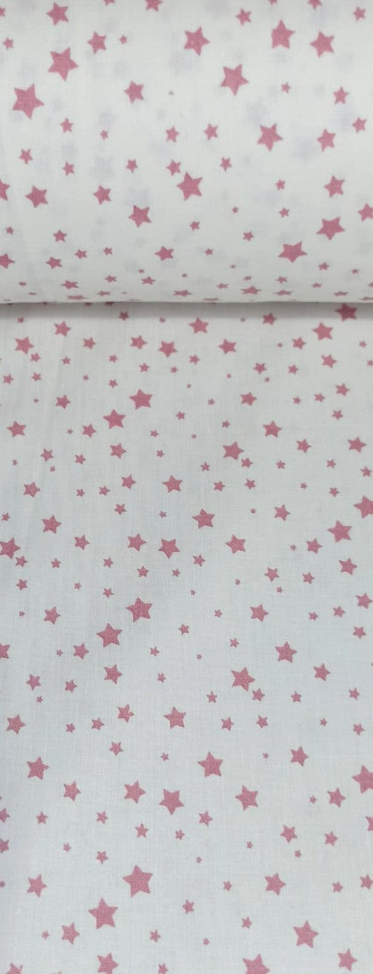 Detalle del estampado de estrellas rosas y grises sobre algodón de fondo natural