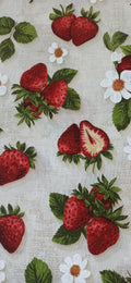 Detalle de la loneta Fresas Digital con fresas rojas, hojas y margaritas blancas sobre fondo crudo de textura natural