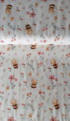 Algodón 100% con estampado de abejas y flores silvestres en fondo crema · Las telas de la tata