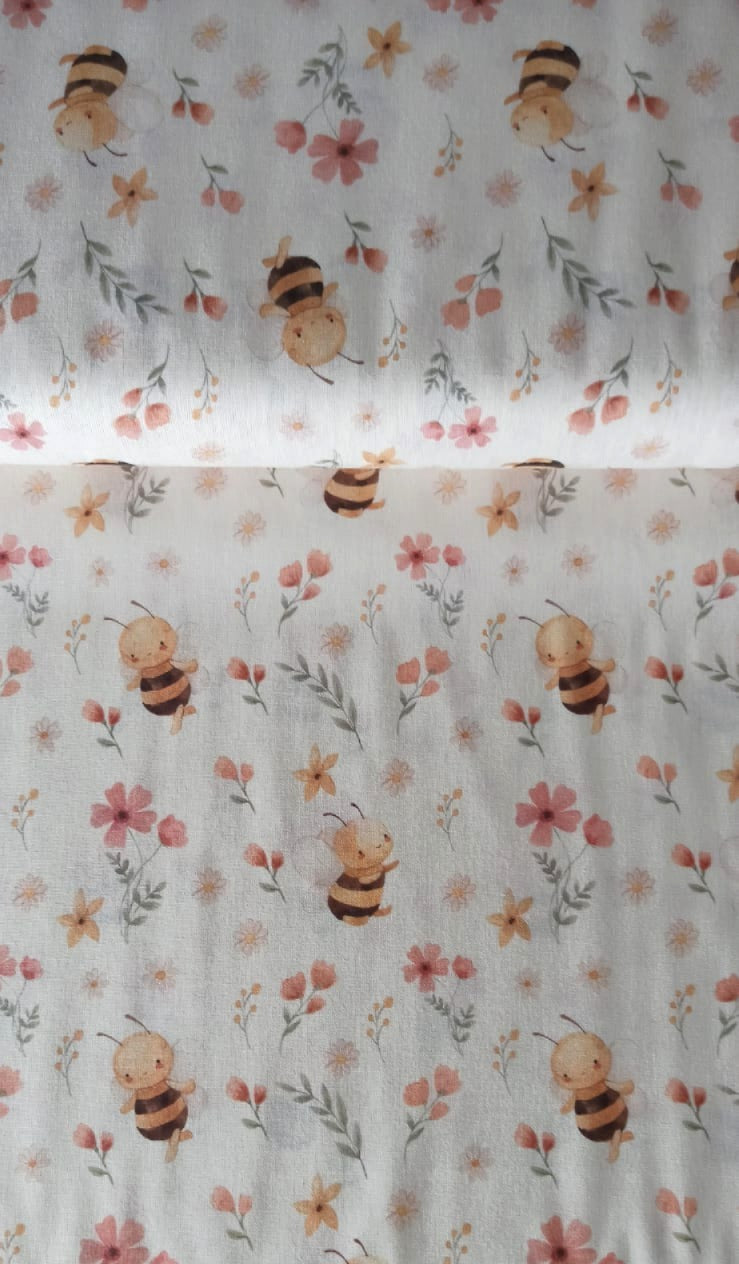 Algodón 100% con estampado de abejas y flores silvestres en fondo crema · Las telas de la tata