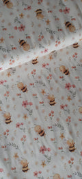 Algodón 100% con estampado de abejas y flores silvestres en fondo crema · Las telas de la tata