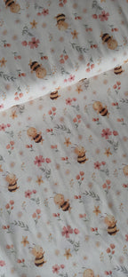 Algodón 100% con estampado de abejas y flores silvestres en fondo crema · Las telas de la tata