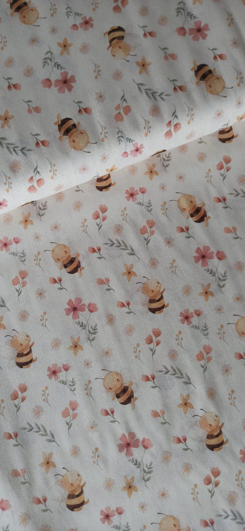 Algodón 100% con estampado de abejas y flores silvestres en fondo crema · Las telas de la tata