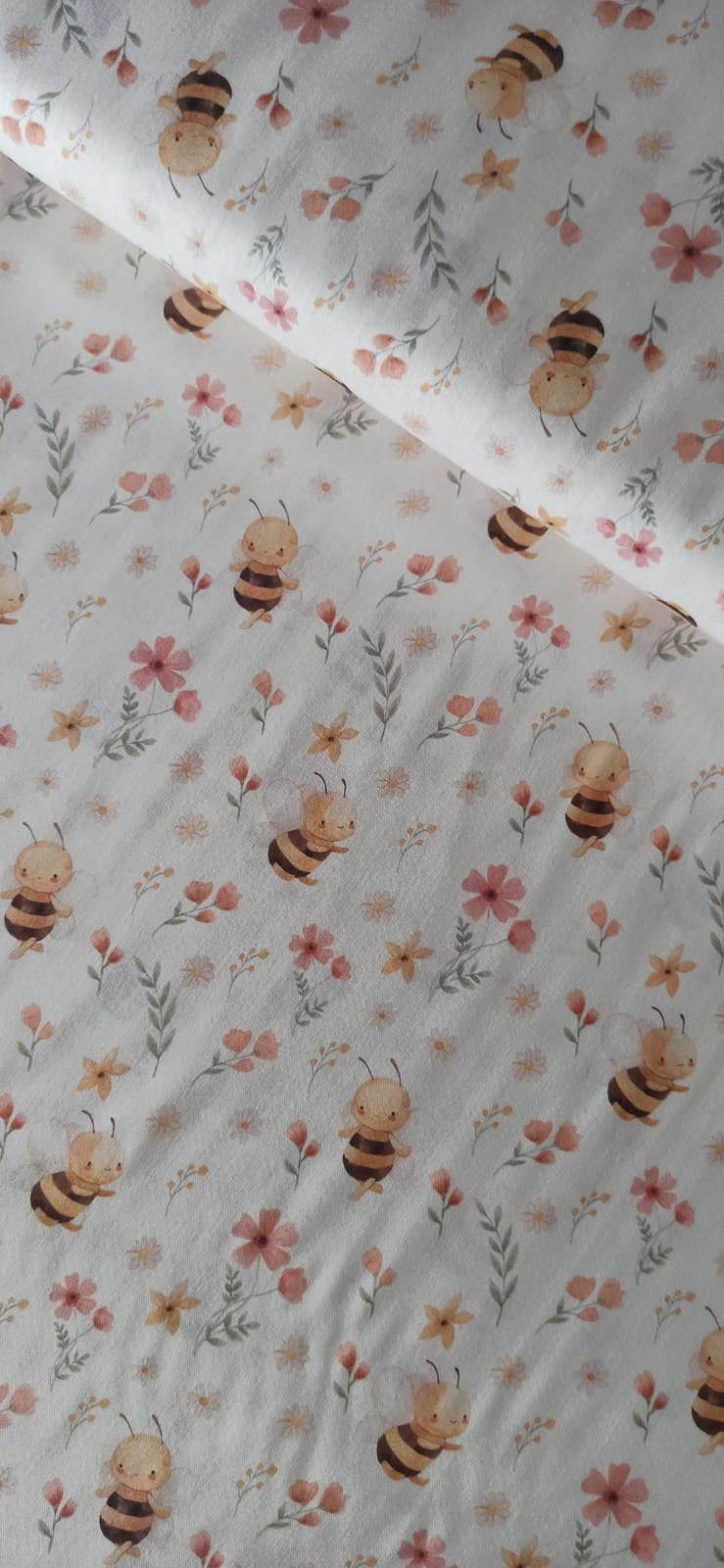 Algodón 100% con estampado de abejas y flores silvestres en fondo crema · Las telas de la tata