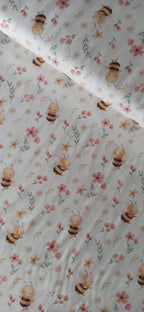Algodón 100% con estampado de abejas y flores silvestres en fondo crema · Las telas de la tata