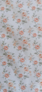 Vista del estampado floral de rosas melocotón sobre blanco