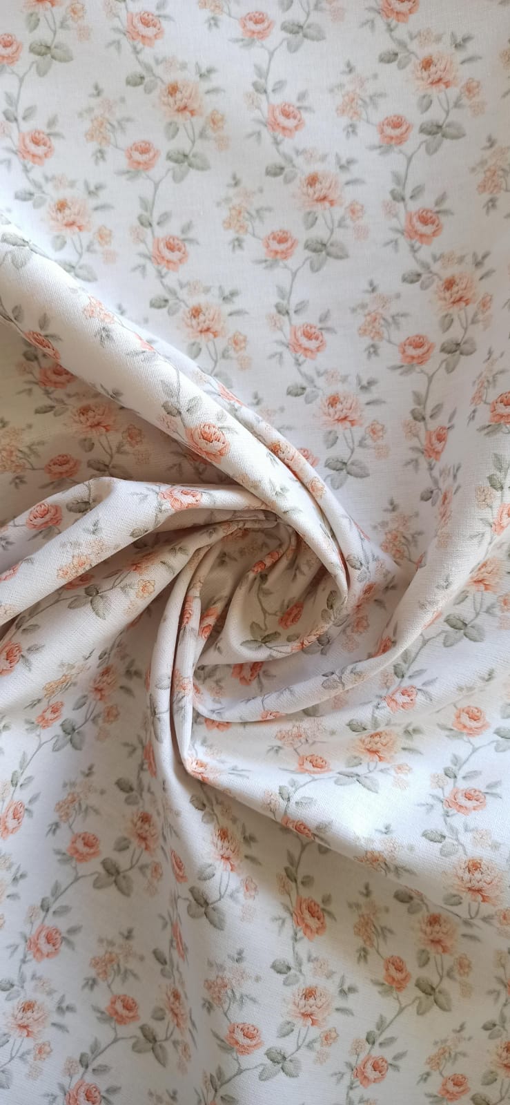 Algodón Rosas Melocotón combinado con tela vichy en tonos anaranjados