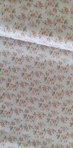 Detalle de las rosas melocotón y las hojas verde grisáceo