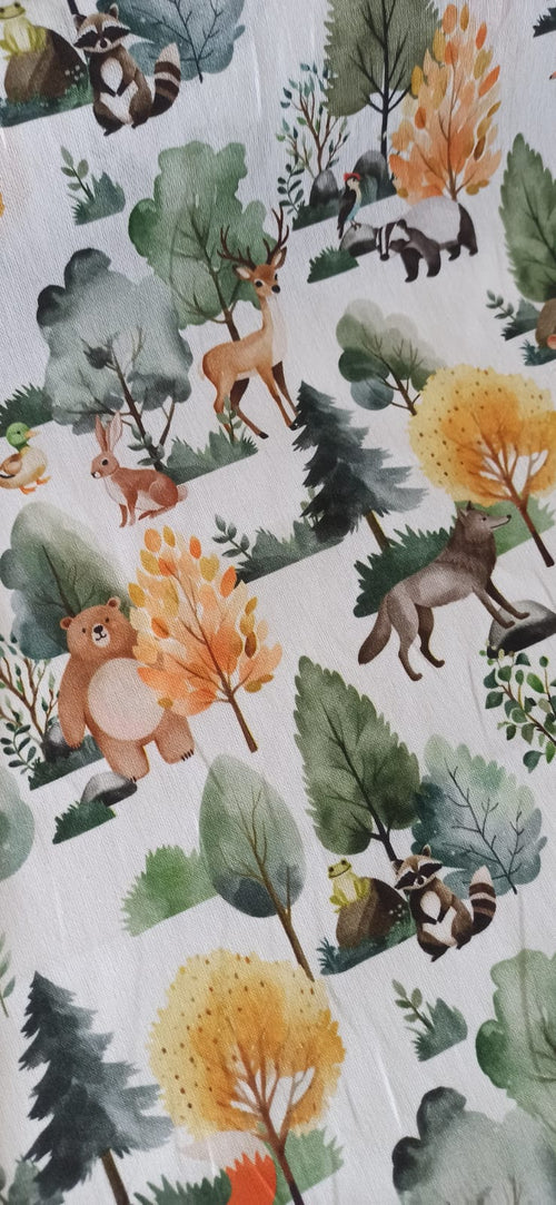 Algodón 100% con estampado de animales del bosque sobre fondo blanco · Las telas de la tata