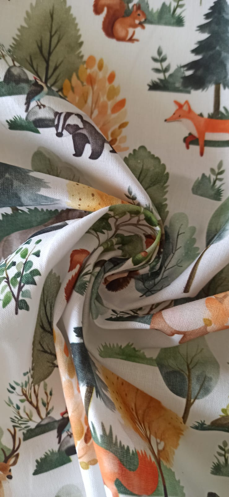 Algodón 100% con estampado de animales del bosque sobre fondo blanco · Las telas de la tata