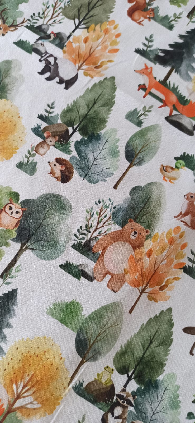 Algodón 100% con estampado de animales del bosque sobre fondo blanco · Las telas de la tata