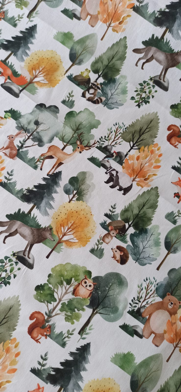 Algodón 100% con estampado de animales del bosque sobre fondo blanco · Las telas de la tata