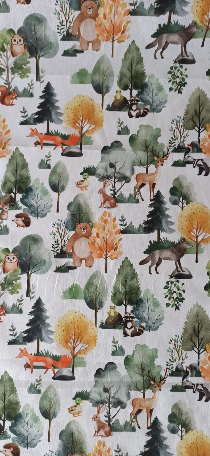 Algodón 100% con estampado de animales del bosque sobre fondo blanco · Las telas de la tata