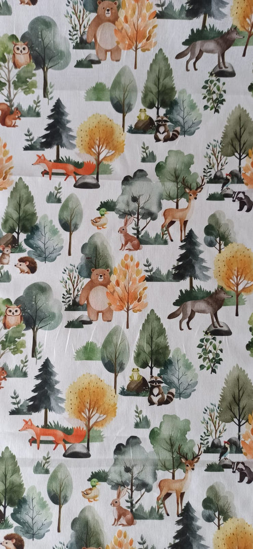 Algodón 100% con estampado de animales del bosque sobre fondo blanco · Las telas de la tata