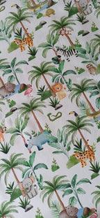 Algodón 100% con estampado de animales de la jungla sobre fondo blanco · Las telas de la tata