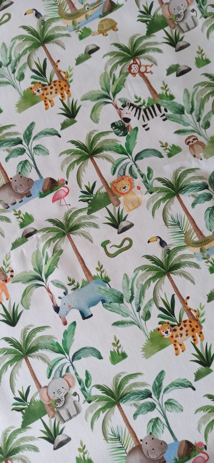 Algodón 100% con estampado de animales de la jungla sobre fondo blanco · Las telas de la tata