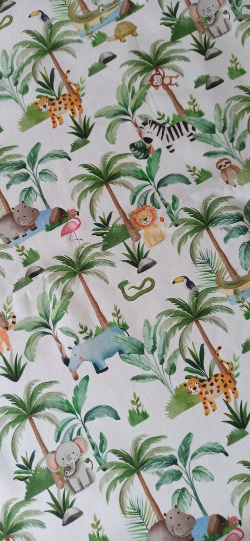 Algodón 100% con estampado de animales de la jungla sobre fondo blanco · Las telas de la tata
