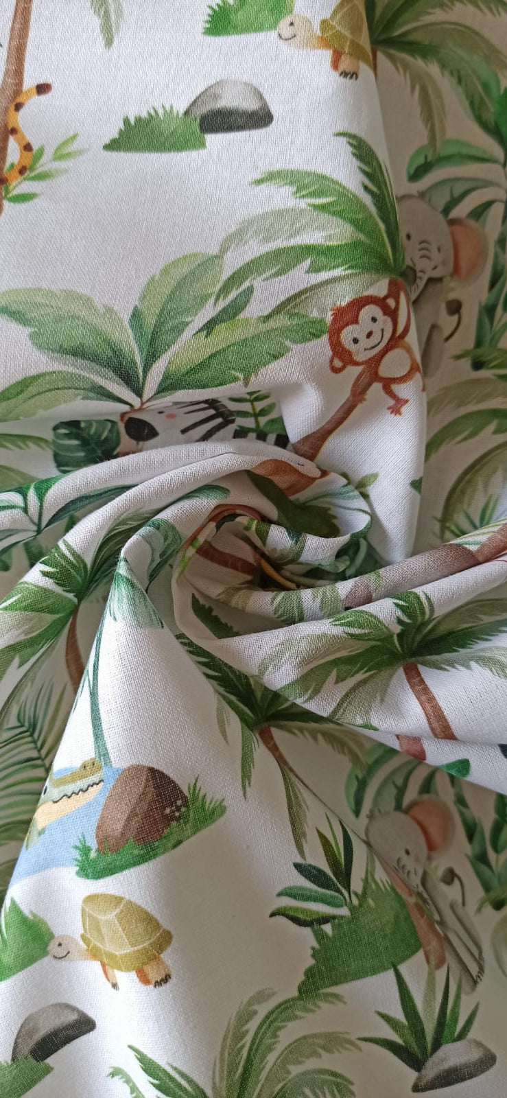 Algodón 100% con estampado de animales de la jungla sobre fondo blanco · Las telas de la tata