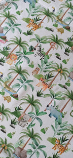 Algodón 100% con estampado de animales de la jungla sobre fondo blanco · Las telas de la tata