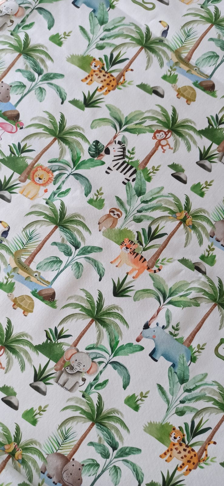 Algodón 100% con estampado de animales de la jungla sobre fondo blanco · Las telas de la tata