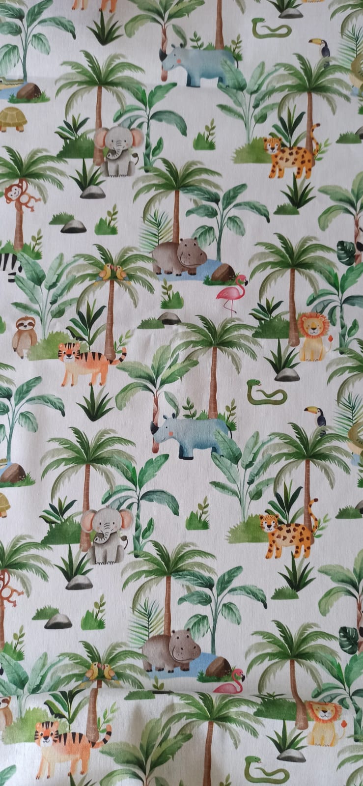 Algodón 100% con estampado de animales de la jungla sobre fondo blanco · Las telas de la tata