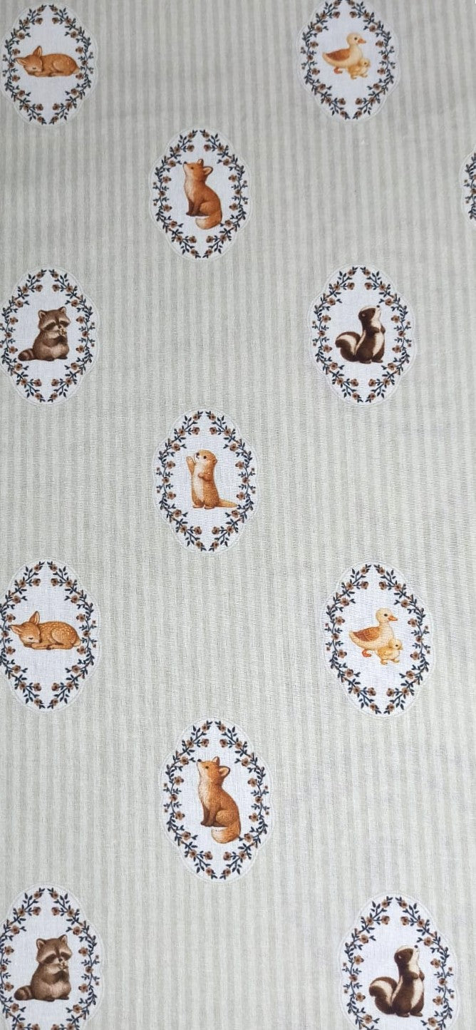 Algodón infantil con pequeños animales rodeados de motivos vegetales y fondo de rayas