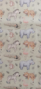 Detalle de animales y flamencos del estampado safari