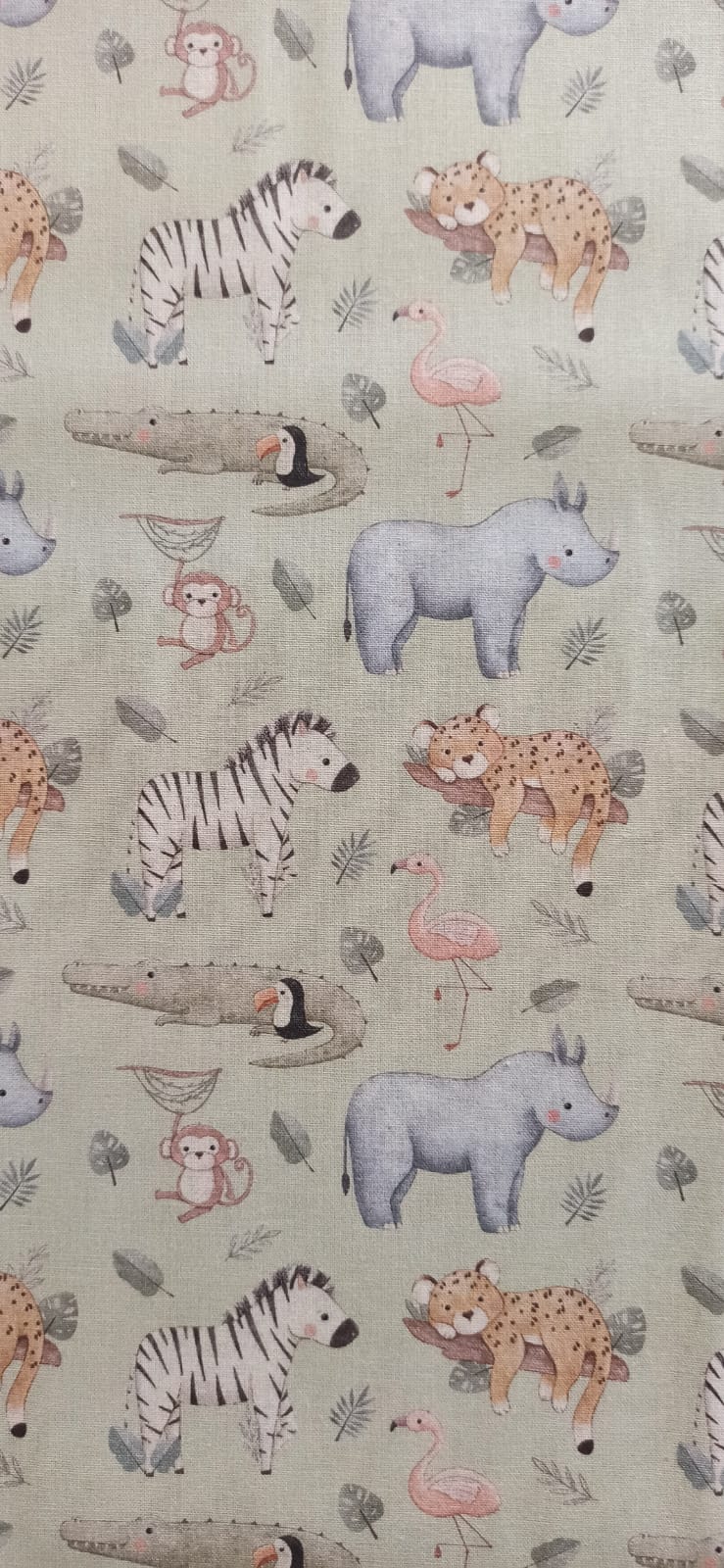 Detalle de animales y flamencos del estampado safari