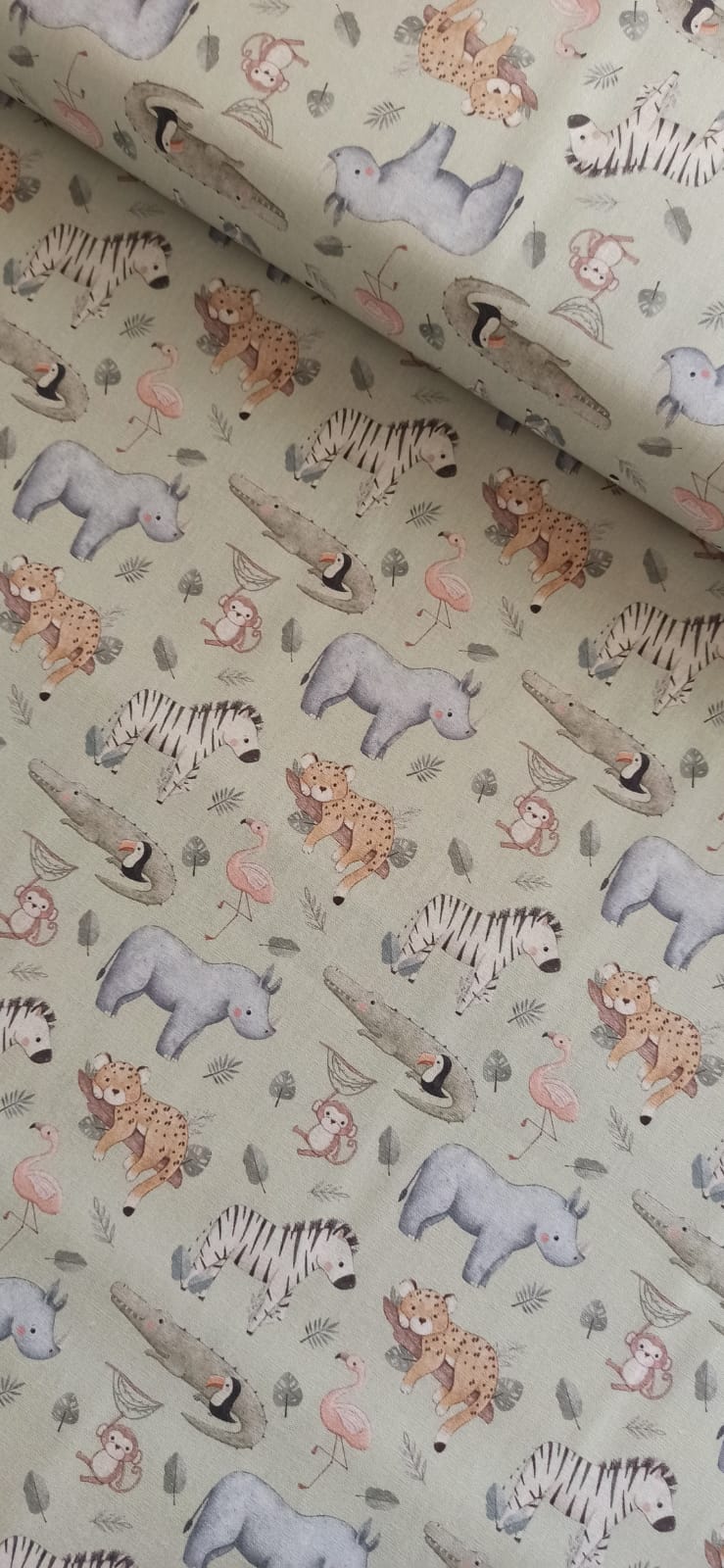 Estampado de animales de safari junto a una cinta métrica