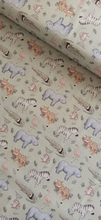 Estampado de animales de safari junto a una cinta métrica