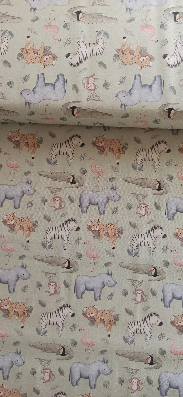 Tela de algodón con estampado de animales de safari en tonos suaves