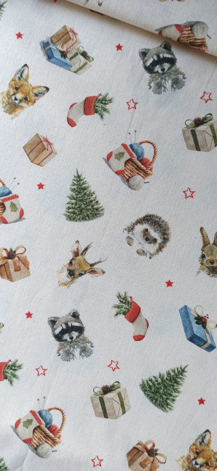 Estampado de mapaches, zorros, conejos y erizos con regalos, calcetines y estrellas rojas sobre fondo claro.