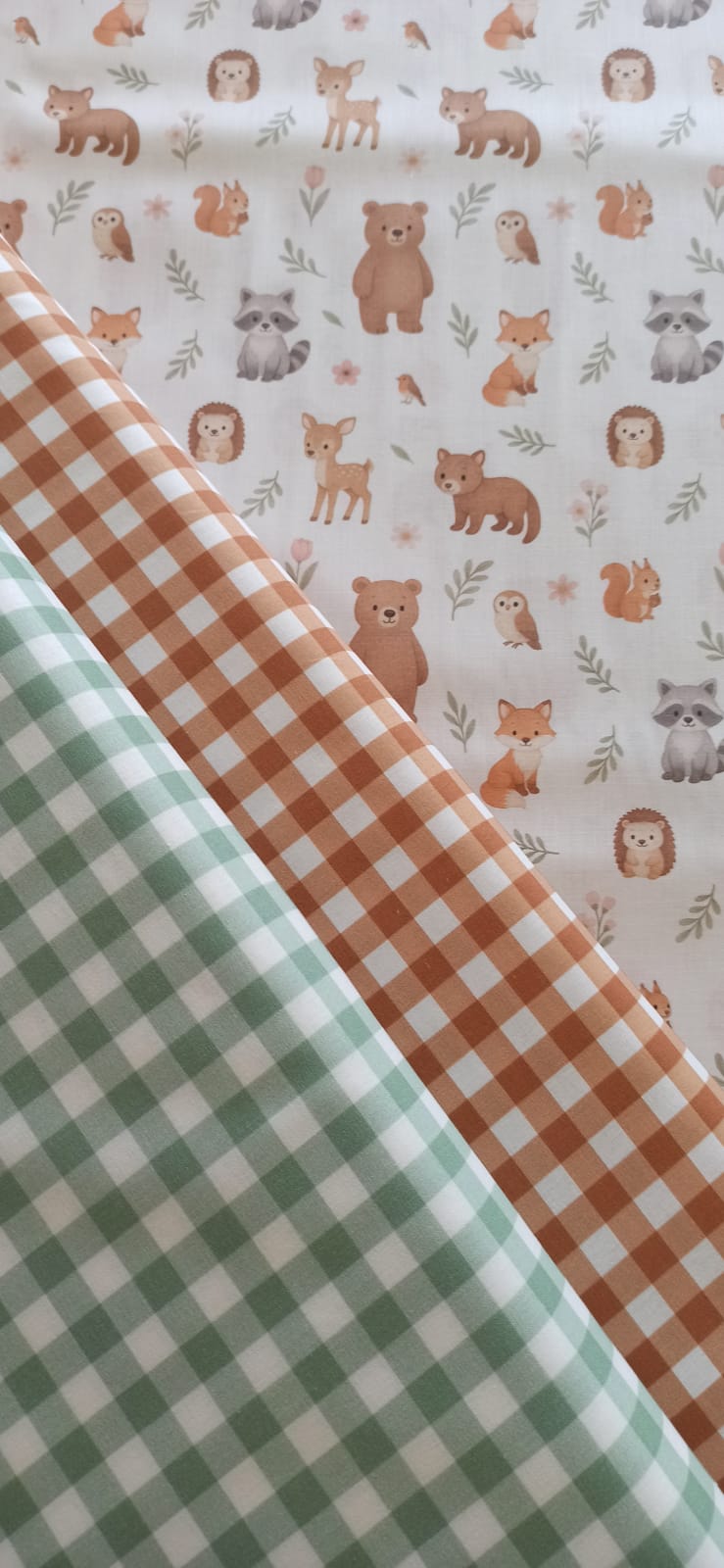 Tela de animalitos del bosque junto a vichy verde y teja