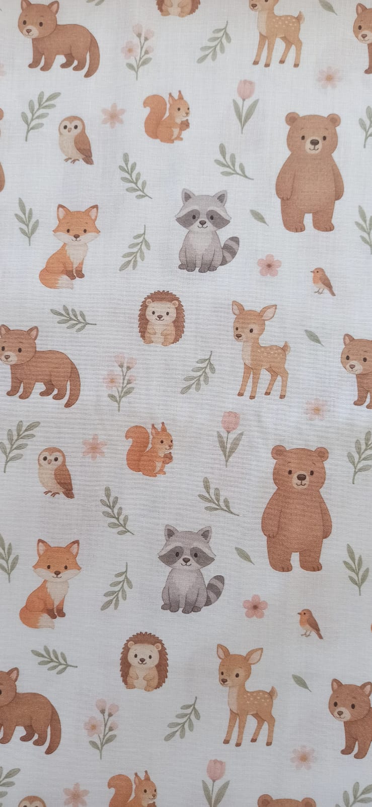 Detalle de osos, zorros y mapaches en la tela Amiguitos del Bosque