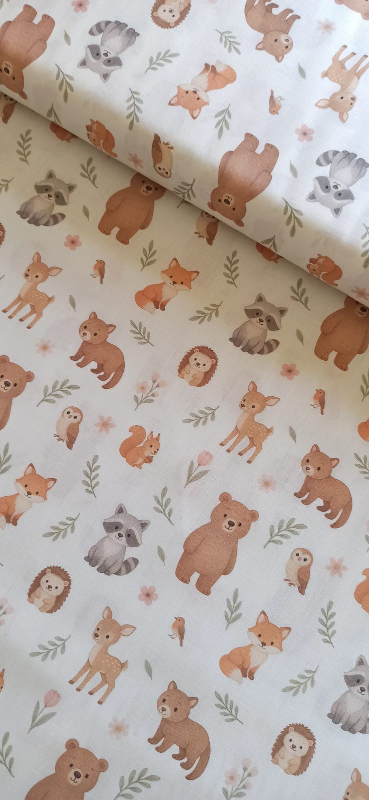 Estampado de animalitos del bosque con osos, mapaches y zorros sobre fondo claro