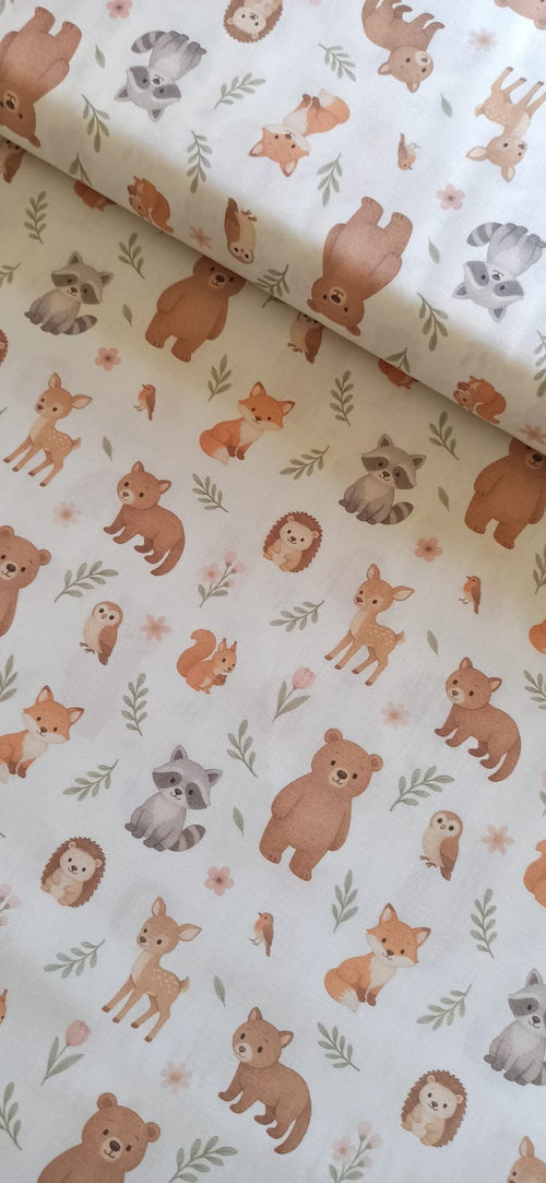 Estampado de animalitos del bosque con osos, mapaches y zorros sobre fondo claro