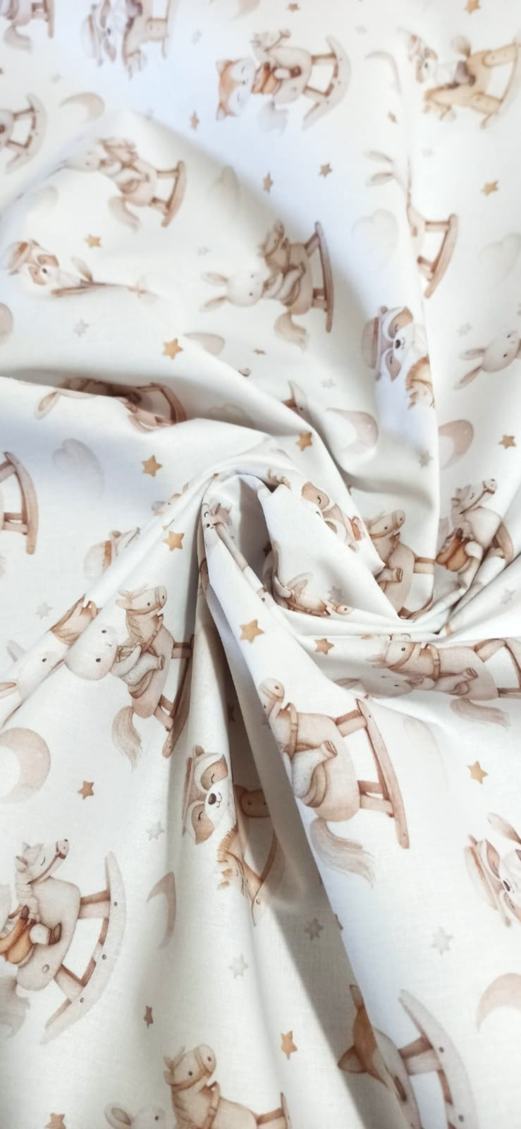 Tela Algodón Infantil Animalitos en Caballitos de Madera - tela estampada ancho 1,40m