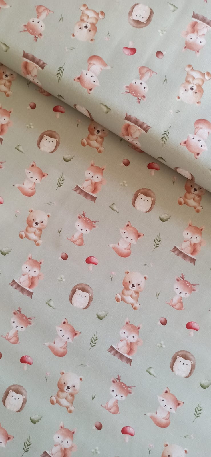 Estampado Bosque Dulce Verde con animalitos, setas y hojas