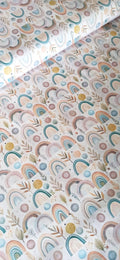 Algodón 100% con estampado de arco iris boho en tonos pastel sobre fondo natural · Las telas de la tata