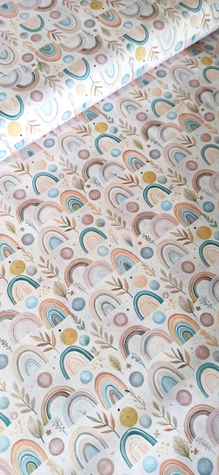 Algodón 100% con estampado de arco iris boho en tonos pastel sobre fondo natural · Las telas de la tata