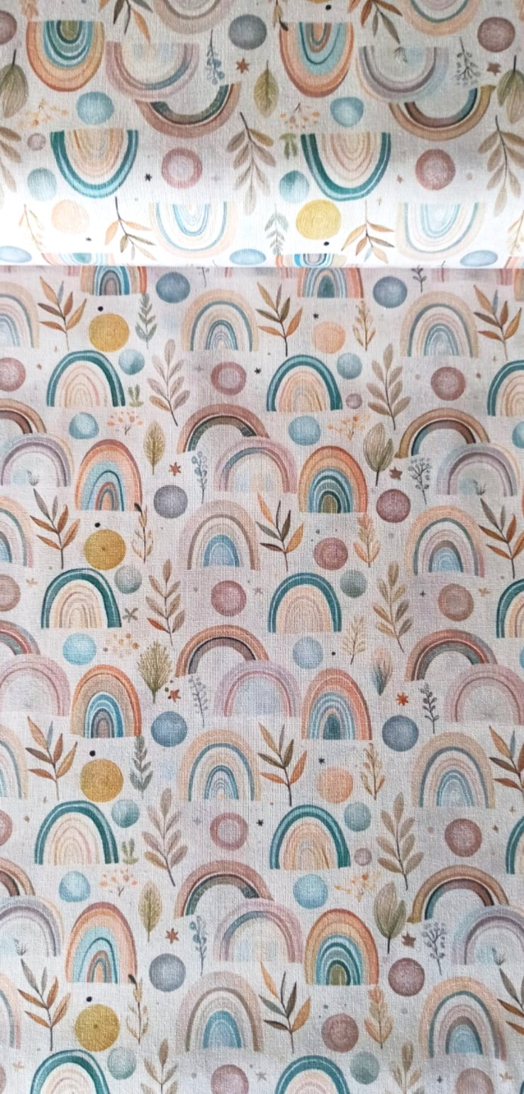 Algodón 100% con estampado de arco iris boho en tonos pastel sobre fondo natural · Las telas de la tata