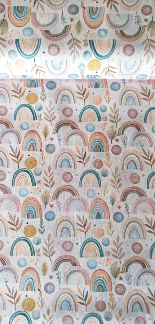 Algodón 100% con estampado de arco iris boho en tonos pastel sobre fondo natural · Las telas de la tata