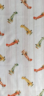 Tela de algodón con aviones vintage rojos, verdes y mostaza sobre fondo de rayas beige