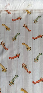 Tela de algodón con aviones vintage rojos, verdes y mostaza sobre fondo de rayas beige